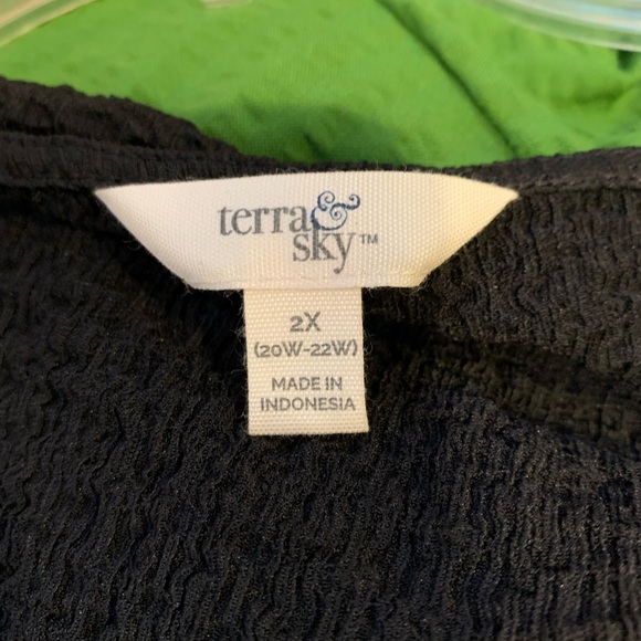New Terra And Sky Women’s Black Crinkle Top Size 2X (20W-22W) - Picture 6 of 7